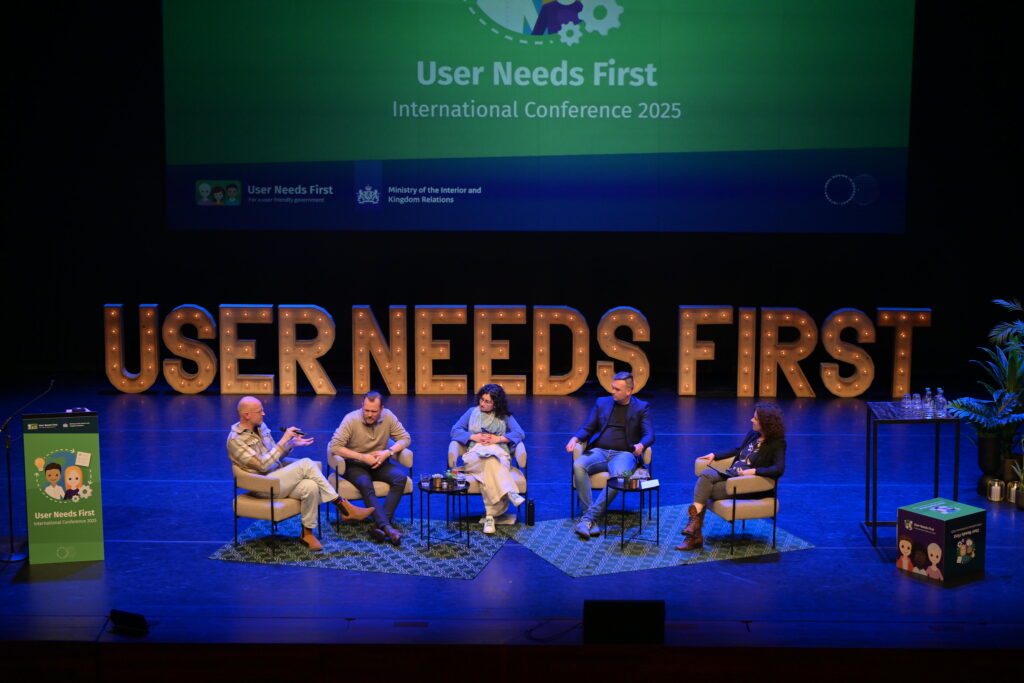Harry Kruiter, Fredrik Scheide, Cecília Barreto de Almeida, Martijn Lentz and Tone Dalen op het podium bij de paneldiscussie 'How to be a mature human-centered government'.