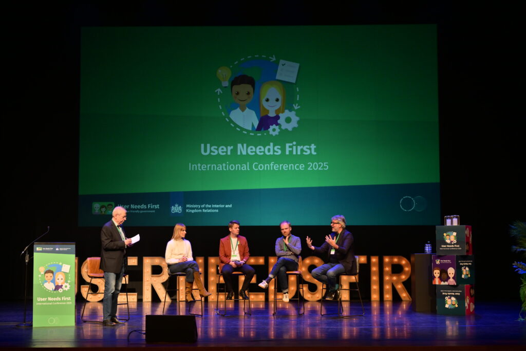 Harry van Zon, Charlotte Vorbeck, Marten Jakobson, Maurits Ippel en Jake Blok op het podium bij de paneldiscussie ‘Digital versus (and!) non-digital public service’